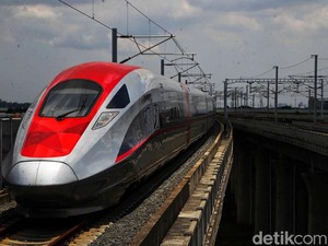 Wisatawan Asing Kian Minati Kereta Cepat Whoosh