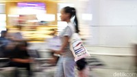 Selain kartu, Whoosh juga meluncurkan  toko suvenir Whoosh yang menjual berbagai marchardise seperti baju, tote bag dan tumblr.  