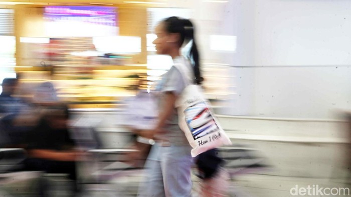 Suasana peluncuran kartu pelanggan dan merchandise kereta Whoosh di Stasiun Kereta Cepat Halim, Jakarta Timur, Jumat (14/2/2024).