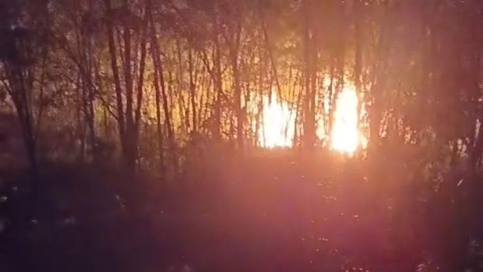 Penampakan sumur minyak ilegal di Senami, Batanghari, kembali terbakar