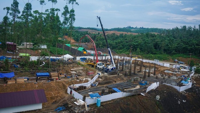 Suasana di  Kawasan Inti Pusat Pemerintahan (KIPP) di Ibu Kota Nusantara (IKN), Penajam Paser Utara, Kalimantan Timur, Kamis (13/2/2025). Juru Bicara Otorita Ibu Kota Nusantara (OIKN) Troy Pantouw menyebut program kerja sama pemerintah dan badan usaha (KPBU) dan investasi terus berjalan dalam melakukan pembangunan IKN yang diproyeksikan total KPBU senilai Rp60,93 triliun dan investasi Rp6,49 triliun bakal masuk untuk pembangunan ibu kota Indonesia pada 2025. ANTARA FOTO/Aditya Nugroho/mrh/nz