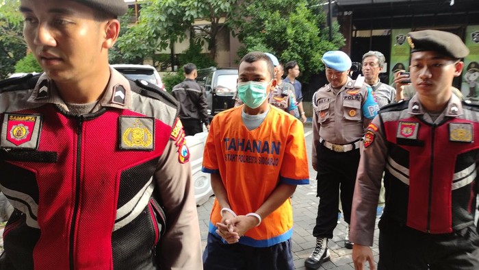 GS, ayah tiri pelaku pencabulan anak tiri saat digiring di Mapolresta Sidoarjo