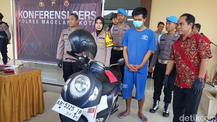 Pelaku penipuan mengaku sebagai anggota polisi berhasil membawa kabur 11 handphone ditangkap Reskrim Polres Magelang Kota.