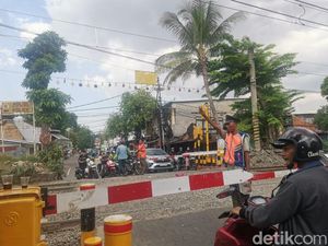 Nestapa Penjaga Palang Kereta, Kerja Siang-Malam Dibayar Seikhlasnya