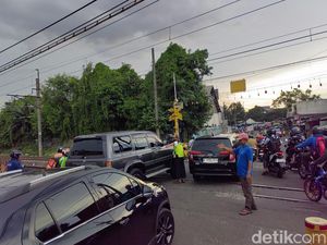 Duka Penjaga Palang Kereta: Kerap Adu Mulut Lawan Pengendara Nekat