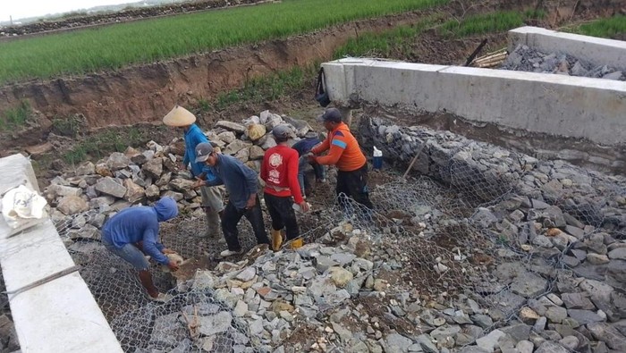 Perbaikan pelindung tebing Bengawan Solo Bojonegoro yang ambruk