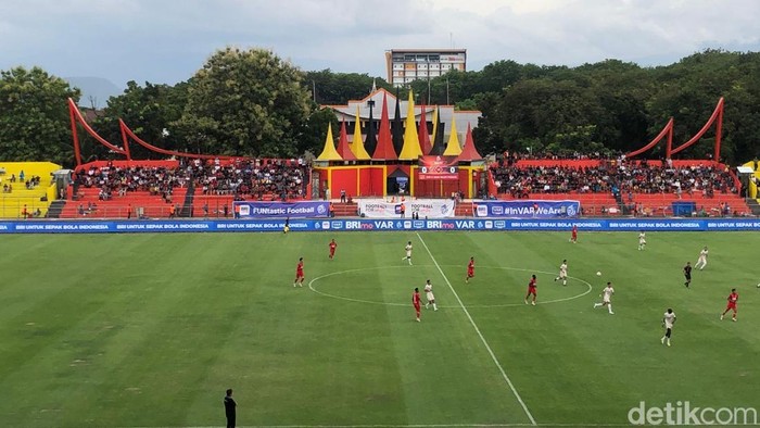 Pertandingan Semen Padang Vs Persita Tangerang. (M. Afdal Afrianto/detikSumut).