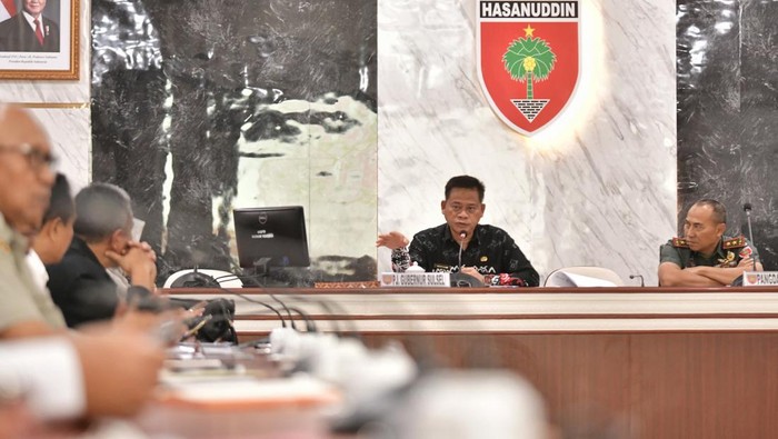 Pj Gubernur Sulsel Prof Fadjry Djufry saat pertemuan di Makodam Hasanuddin.