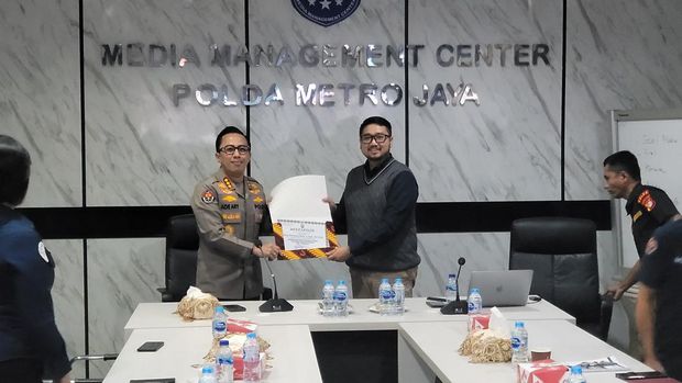 Polda Metro Jaya menghadirkan pemateri Trisna Pradawa Putra, seorang ahli komunikasi dari Universitas Bina Nusantara dalam pelatihan ini.