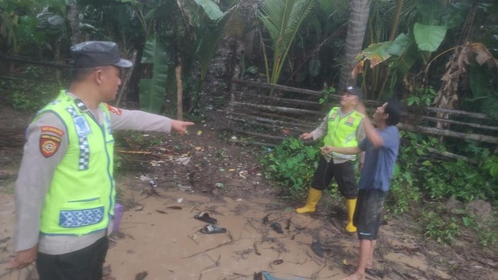 Polisi mengecek lokasi pelajar diduga tewas tersengat listrik