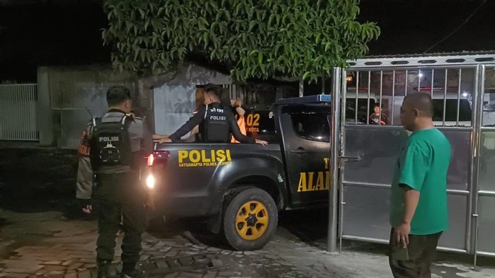 Polisi mengevakuasi jenazah korban ke RSD dr. Soebandi Jember