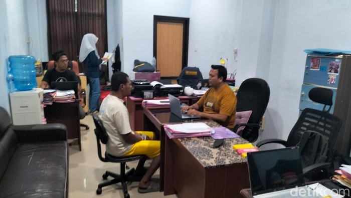Polisi saat memeriksa pelaku pencabulan di Sorong.