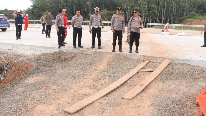 Polres Banyuasin lakukan pengecekan Jalan Tol Kapal Betung yang akan digunakan sebagai jalan alternatif mudik Lebaran 2025