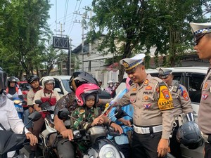 Operasi Keselamatan Semeru di Kota Probolinggo, Polisi Bagi Helm dan Bunga