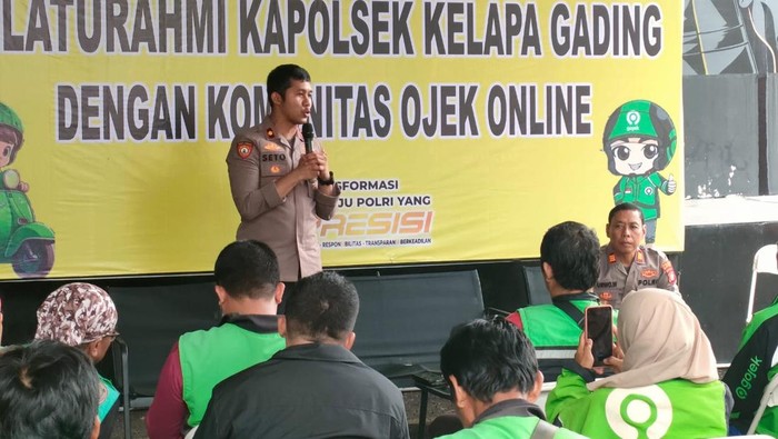 Polsek Kelapa Gading menggelar Jumat Curhat bersama komunitas ojol.