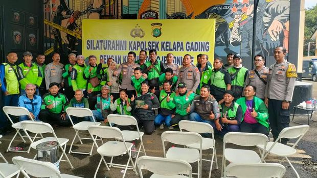 Polsek Kelapa Gading menggelar Jumat Curhat bersama komunitas ojol.