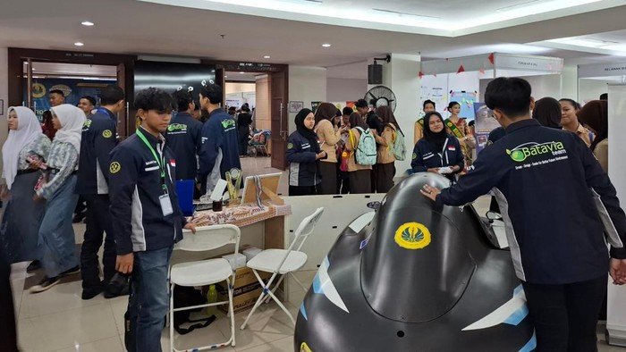 Universitas Negeri Jakarta (UNJ) menggelar Pameran Pendidikan 2025. Acara ini dihadiri oleh para siswa kelas XII SMA/SMK/Sederajat.