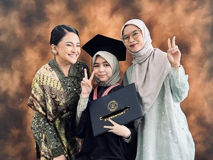 Potret Marshanda Hadiri Wisuda Sienna Potret Marshanda Hadiri Wisuda Sienna