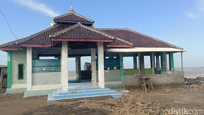 Potret musala Nur Hidayah di Pantai LA Desa Eretan Kulon, Kecamatan Kandanghaur, Kabupaten Indramayu