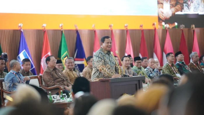 Presiden Prabowo Subianto dalam acara silaturahmi Koalisi Indonesia Maju (KIM) Plus di kediamannya di Hambalang, Jawa Barat, Jumat (14/2/2025). Foto: Dok. Tim Media Gerindra.