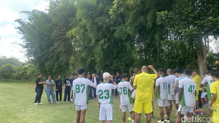 BCS menyambangi latihan PSS Sleman di Lapangan Yogyakarta Independent School (YIS), Mlati, Sleman, Jumat (14/2/2025).
