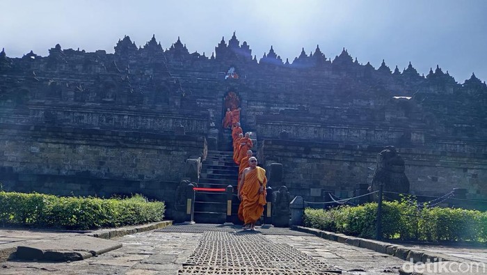 Puluhan umat Buddha mengikuti latihan calon biksu di Candi Borobudur, Magelang, Jumat (14/2/2025).