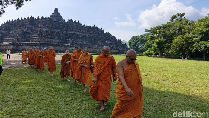 Puluhan umat Buddha mengikuti latihan calon biksu di Candi Borobudur, Magelang, Jumat (14/2/2025).