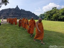 Khidmat! Puluhan Umat Buddha Ikuti Latihan Calon Biksu di Borobudur