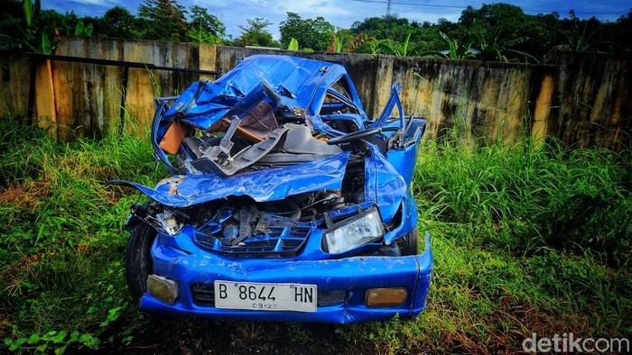 Ringsek, kondisi mobil Isuzu Panther yang hancur usai kecelakaan