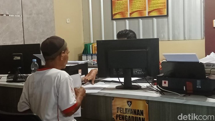 Robianto melaporkan penusukan yang dialami anaknya, Welly Alvares ke Polrestabes Palembang
