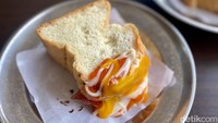 Varian gurih juga tak kalah menarik, ada varian Smoked Beef seharga Rp 7.000. Diisi dengan smoked meat, saus, mayonaise, keju cheddar, dan taburan parsley kering. Foto: detikcom/Riska Fitria