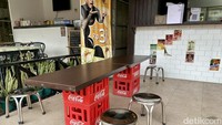 Rotinya Rakat ini bertempat di area foodcourt 2002. Gerainya minimalis, hanya tersedia dua meja dan kursi pendek untuk dine in. Foto: detikcom/Riska Fitria
