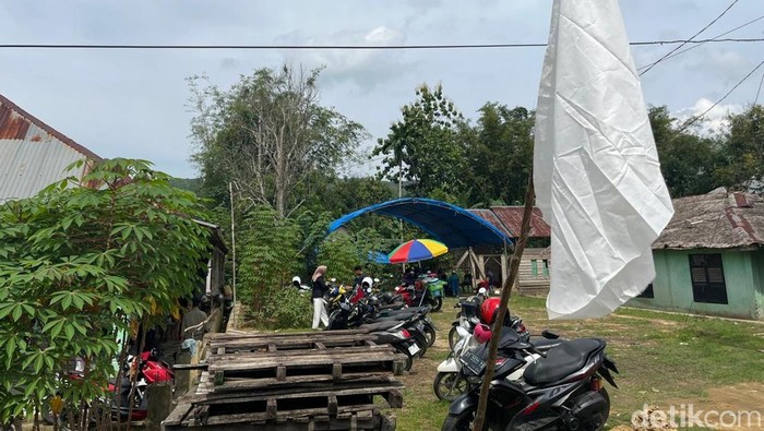 Rumah duka korban pembegalan di Pantai Tombawatu, Konawe.