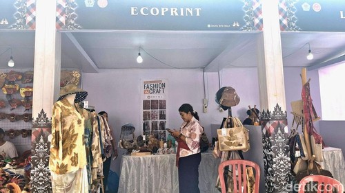 Salah satu UMKM binaan Disperimdag Kota Denpasar mengikuti pameran Gema Tridatu di Lapangan Puputan Badung, Denpasar, Jumat (14/2/2025). (Foto: Fabiola Dianira/detikBali)