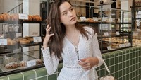 Ada juga keseruannya saat mengunjungi sebuah bakery. Ia berpose keren di depan etalase yang menyajikan berbagai menu roti dan pastry Foto: Instagram @sarah_menzel