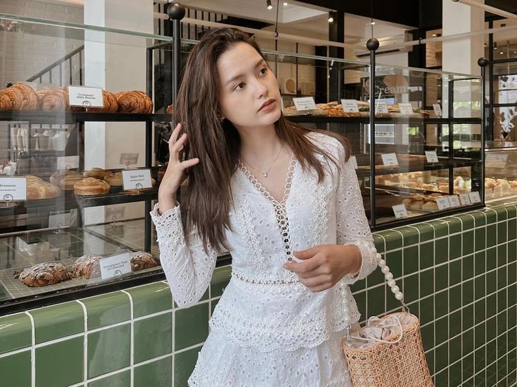 Cantiknya Sarah Menzel Saat Cicip Matcha hingga Ngopi di Kafe Jaksel