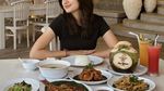 Cantiknya Sarah Menzel Saat Cicip Matcha hingga Ngopi di Kafe Jaksel