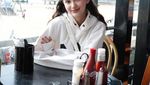 Cantiknya Sarah Menzel Saat Cicip Matcha hingga Ngopi di Kafe Jaksel