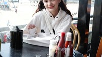 Ini adalah momennya saat liburan ke Australia. Ia mampir ke sebuah restoran dengan pemandangan laut lepas. Foto: Instagram @sarah_menzel