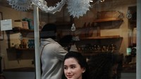Saat liburan ke Paris, ia pun tak ketinggalan untuk memesan kopi favoritnya. Posenya yang satu ini diabadikan oleh Azriel Hermansyah. Foto: Instagram @sarah_menzel