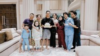 Terakhir ada keseruannya saat memberi kejutan ulang tahun untuk kekasihnya. Momen ini juga turut hadir, Atta Halilintar, Ashanty, Anang Hermansyah, dan Aurel Hermansyah. Foto: Instagram @sarah_menzel