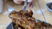 Daging iga yang empuk juga bisa dipesan sebagai sajian Iga Gila. Penyajiannya mirip dengan Maranggi Gila namun menggunakan daging bagian iga yang masih menempel pada tulang. Foto: detikcom/Riska Fitria