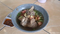 Selain sate maranggi, ada banyak menu olahan daging sapi has dalam dan iga. Seperti sop iga yang empuk dengan kaldu menyegarkan. Foto: detikcom/Diah Afrilian