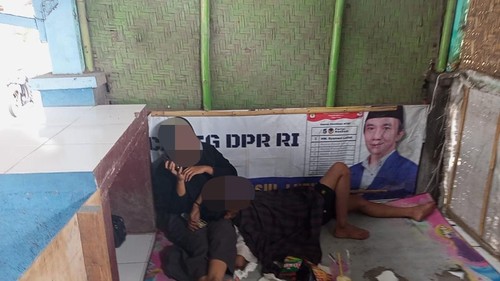 Satpol PP mendapati pasangan mesum saat menggelar razia sejumlah lapak pedagang di Pantai Labuhan Haji, Lombok Timur, NTB, Rabu (12/2/2025). (Foto: Dok. Satpol PP Lombok Timur)