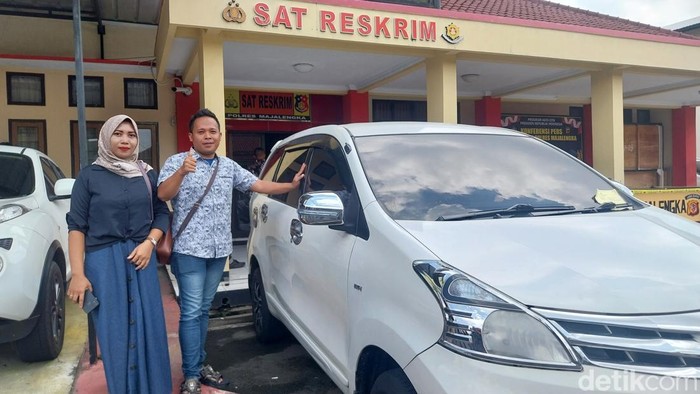 Senyum bahagia Aris Yanto bersama istri saat mobilnya kembali.