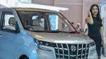 Senyum SPG Penjaga Etalase Mobil Baru di IIMS 2025
