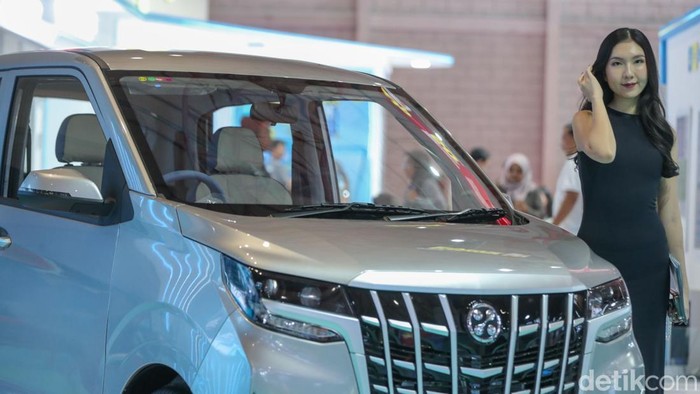 Pameran mobil tidak pernah lepas dari kehadiran Sales Promotion Girl (SPG). Para SPG ini akan memberikan informasi kendaraan baru yang dipamerkan.