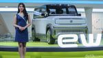 Senyum SPG Penjaga Etalase Mobil Baru di IIMS 2025