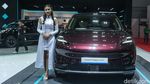 Senyum SPG Penjaga Etalase Mobil Baru di IIMS 2025
