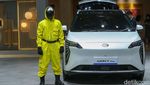 Senyum SPG Penjaga Etalase Mobil Baru di IIMS 2025
